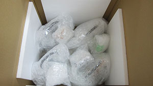 纸箱本身是日本k6材质纸箱内壁用厚厚的泡沫板缓冲，纸箱底部也缓冲着足够的泡沫板和气泡。