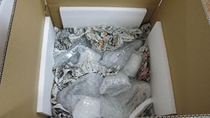 内包装货物形状毕竟不规则为了避免运输过程中的晃动，用报纸填充缝隙。