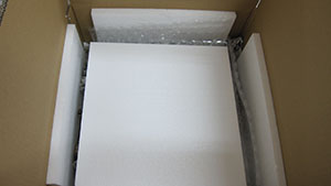 气泡之上还加垫泡沫板。