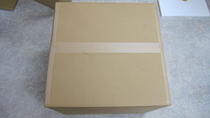 保证纸箱内部不可能晃动之后才能封口包装师傅最后还会用包装带扎紧纸箱。