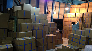 仓库打包完成包裹一角包装全都由仓库专业师傅流水线操作，当然，您也还可以提自己的特殊包装需求。